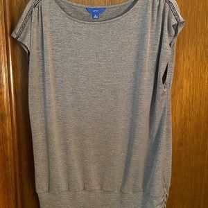 XL detailed sleeve, banded bottom blouse.